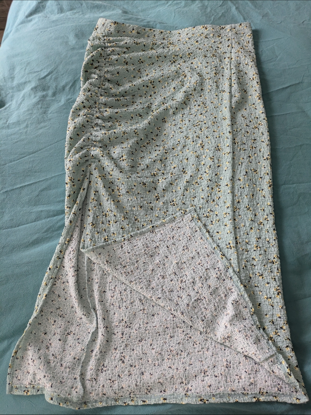 Light Green Floral Ruched Midi Skirt No Boundaries Size 11/13 Textured Slit